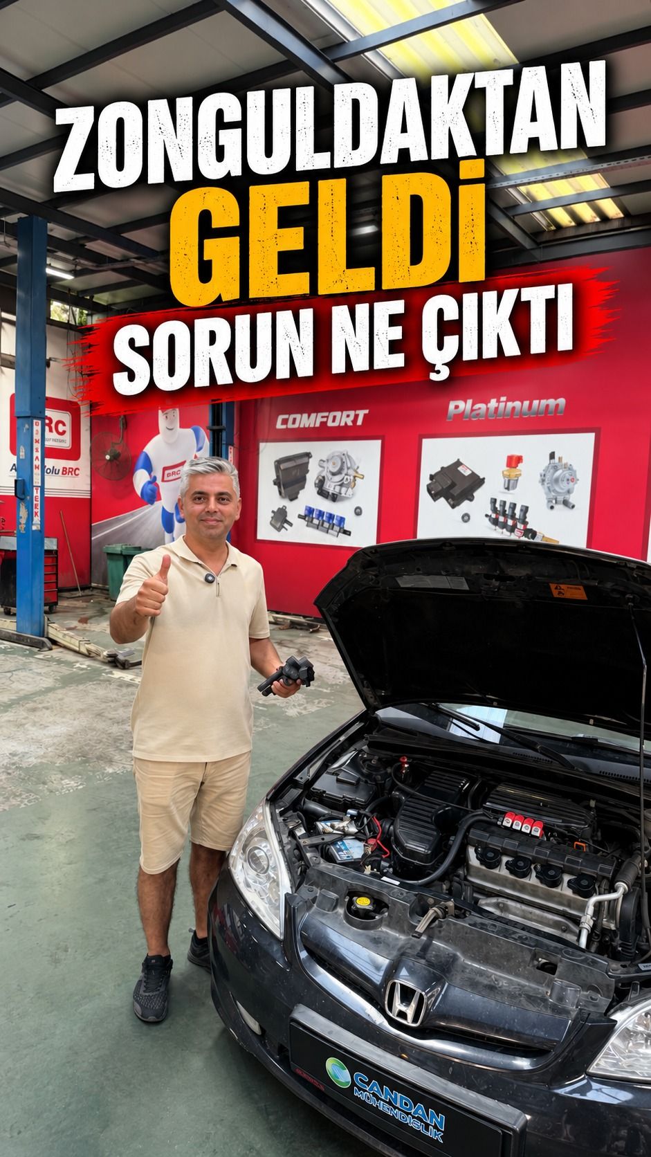 Honda motoru yanında sökülen parçayı gösteren Candan ekibi